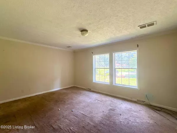 4907 Plebe Ct, Louisville, KY 40216