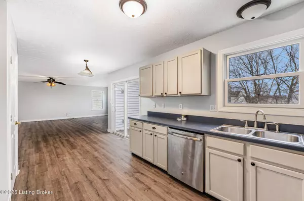 5225 River Trail Pl, Louisville, KY 40229