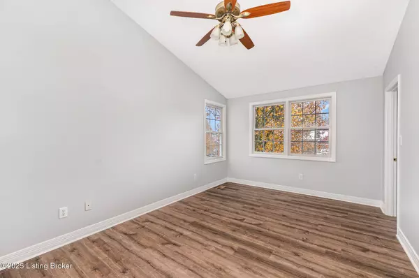 5225 River Trail Pl, Louisville, KY 40229