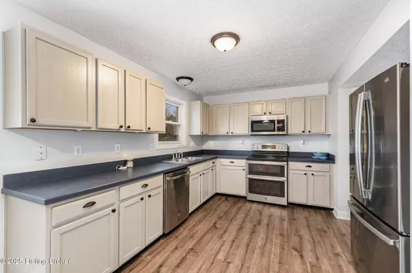 5225 River Trail Pl, Louisville, KY 40229