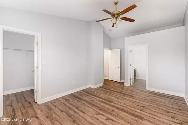 5225 River Trail Pl, Louisville, KY 40229