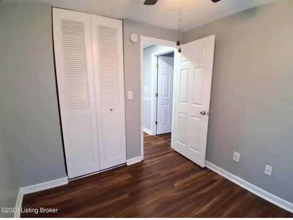 4608 Mud Ln, Louisville, KY 40229