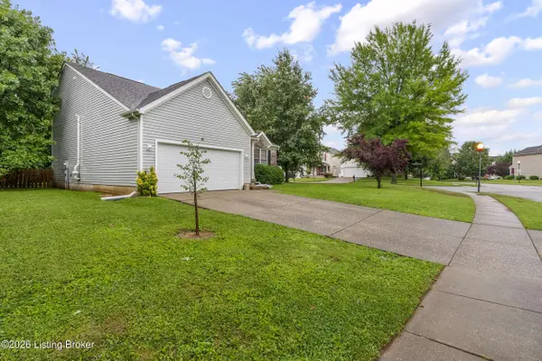 9707 River Trail Dr, Louisville, KY 40229