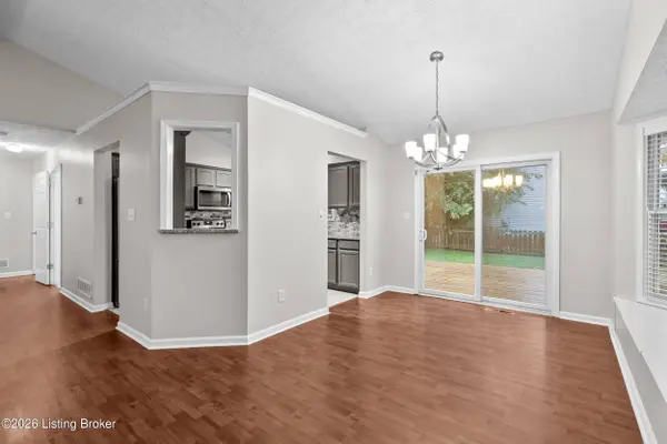 9707 River Trail Dr, Louisville, KY 40229