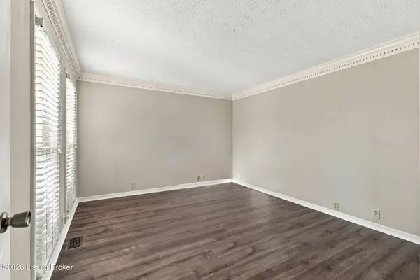 10500 Waycross Ave, Louisville, KY 40229