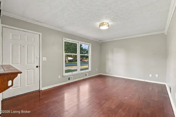 402 Dogwood Dr, Mt Washington, KY 40047