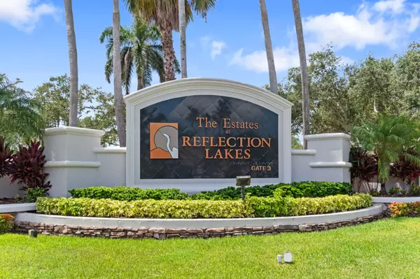Life Inside the Gates of Reflection Lakes: Fort Myers Living at Its Best,Billee Silva, PA, ABR SRS