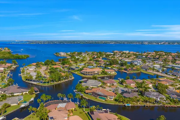 Discover the Beauty of Town and River: A Waterfront Community in Fort Myers, Florida,Billee Silva, PA, ABR SRS