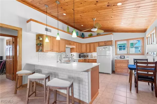 150 Pearl ST, Fort Myers Beach, FL 33931