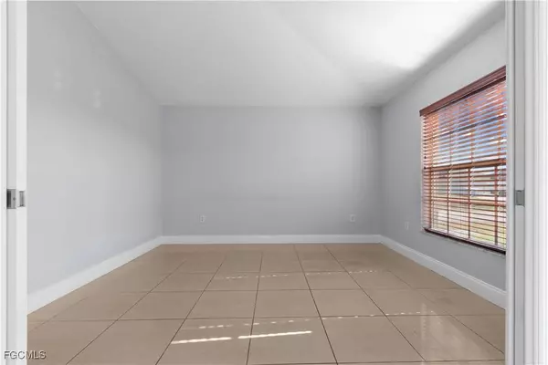 4176 NE 8th PL, Cape Coral, FL 33909