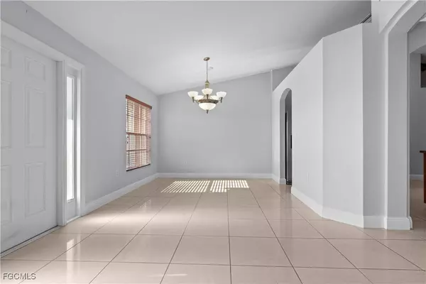 4176 NE 8th PL, Cape Coral, FL 33909