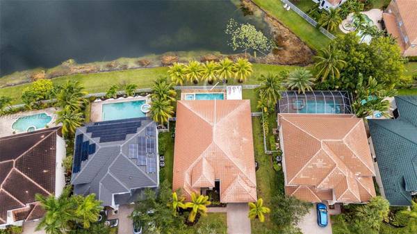 19252 N Hibiscus St, Weston, FL 33332