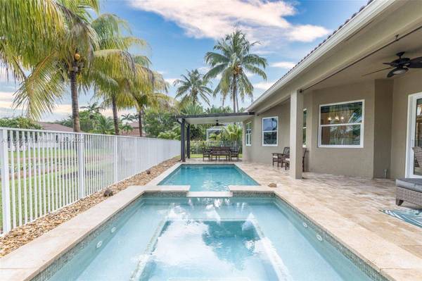 19252 N Hibiscus St, Weston, FL 33332