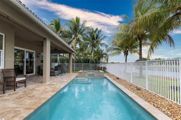 19252 N Hibiscus St, Weston, FL 33332