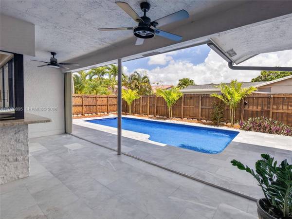 10407 NW 5th St, Plantation, FL 33324