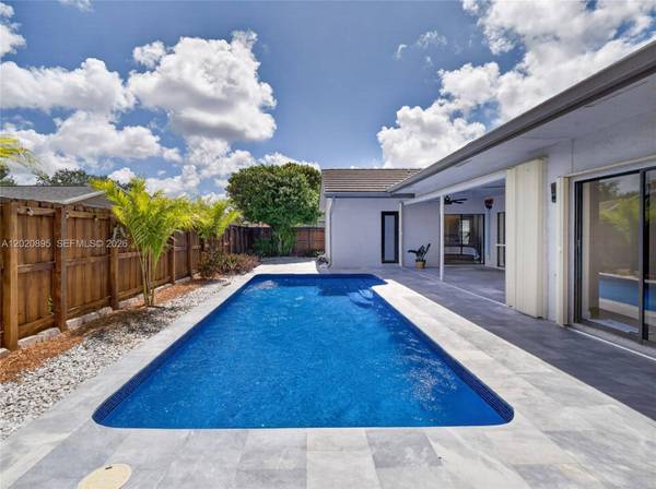 10407 NW 5th St, Plantation, FL 33324