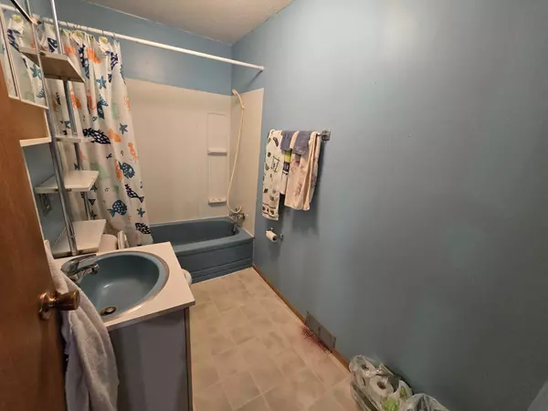 15 10th Ave NE, Swift Current, SK S9H 2T1