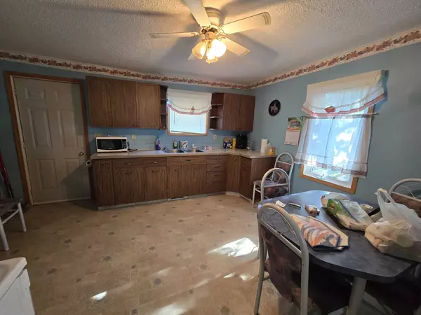 15 10th Ave NE, Swift Current, SK S9H 2T1