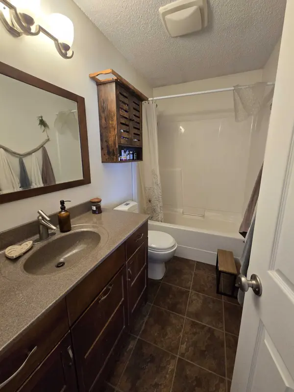 208 Clinton Pl, Swift Current, SK S9H 4K2