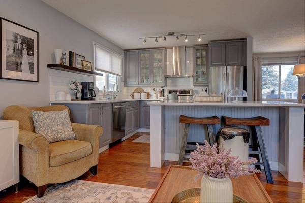 116 Braxton PL SW, Calgary, AB T2W1C8