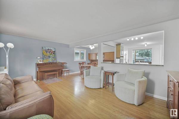 6607 89 AV NW, Edmonton, AB T6B 0N1