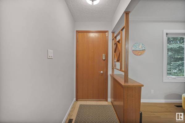 6607 89 AV NW, Edmonton, AB T6B 0N1