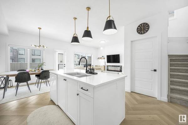 6627 Crawford LD SW, Edmonton, AB T6W 4L5