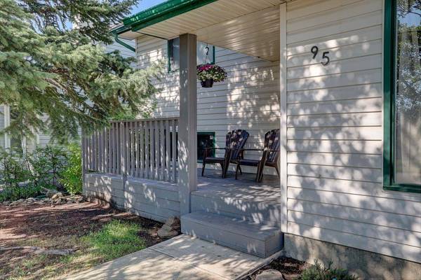 95 Woodglen RD SW, Calgary, AB T2W4N9