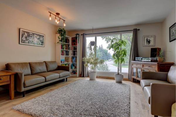 95 Woodglen RD SW, Calgary, AB T2W4N9