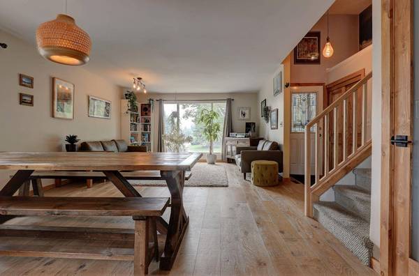 95 Woodglen RD SW, Calgary, AB T2W4N9