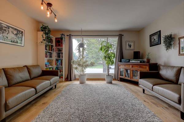 95 Woodglen RD SW, Calgary, AB T2W4N9