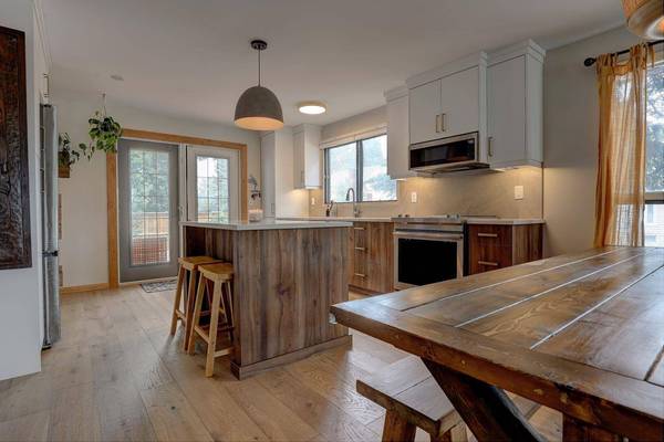 95 Woodglen RD SW, Calgary, AB T2W4N9