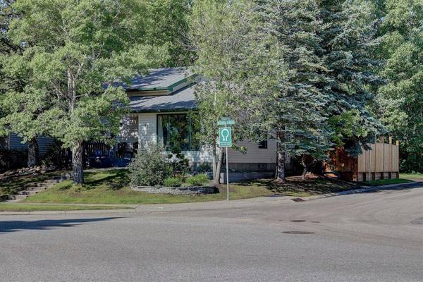 95 Woodglen RD SW, Calgary, AB T2W4N9