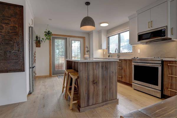 95 Woodglen RD SW, Calgary, AB T2W4N9