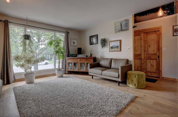 95 Woodglen RD SW, Calgary, AB T2W4N9