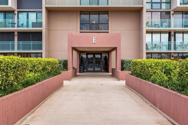 1 KEY CAPRI #104E, Treasure Island, FL 33706