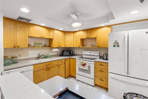 1 KEY CAPRI #104E, Treasure Island, FL 33706