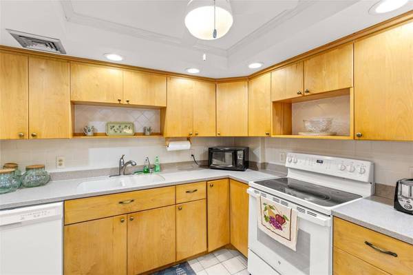 1 KEY CAPRI #104E, Treasure Island, FL 33706