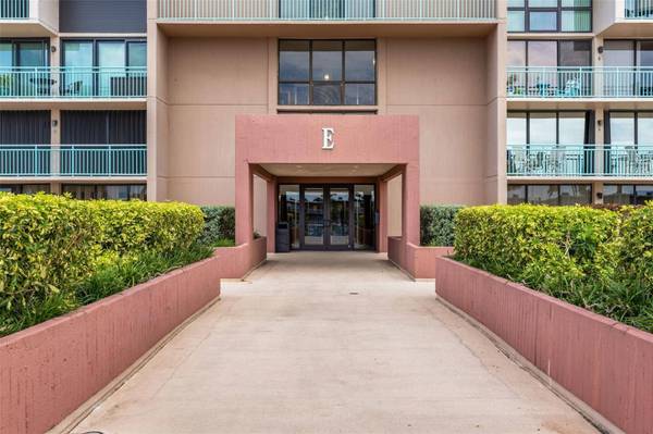 1 KEY CAPRI #102E, Treasure Island, FL 33706