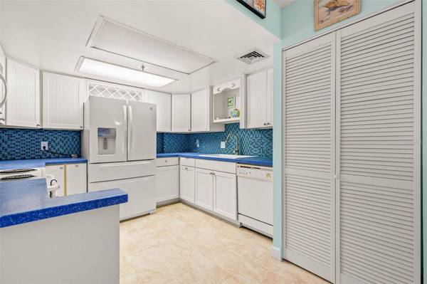 1 KEY CAPRI #102E, Treasure Island, FL 33706