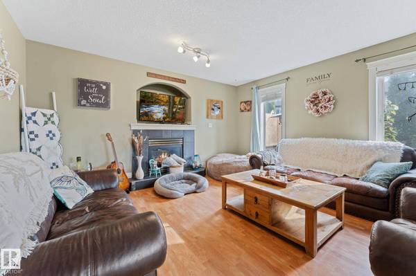 7907 96 ST, Morinville, AB T8R 1W1