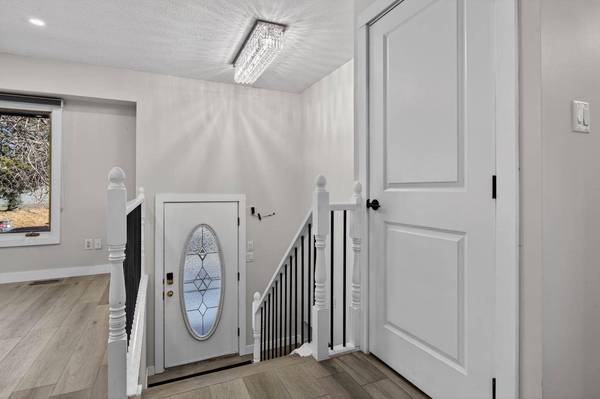 255 Rundleridge DR NE, Calgary, AB T1Y2K5