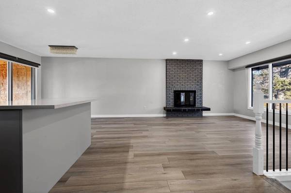 255 Rundleridge DR NE, Calgary, AB T1Y2K5