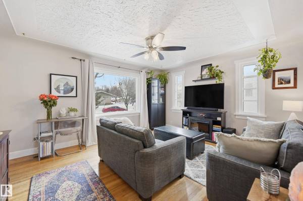 12408 89 ST NW, Edmonton, AB T5B 3W9