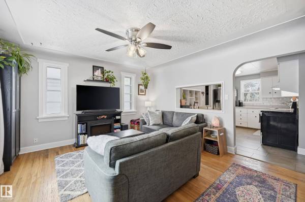 12408 89 ST NW, Edmonton, AB T5B 3W9