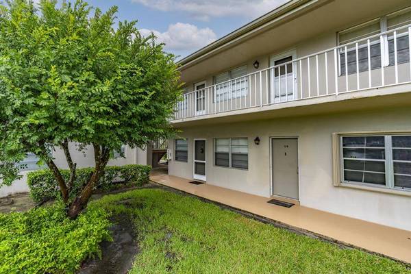 3 Lake Vista TRL #203, Port St Lucie, FL 34952
