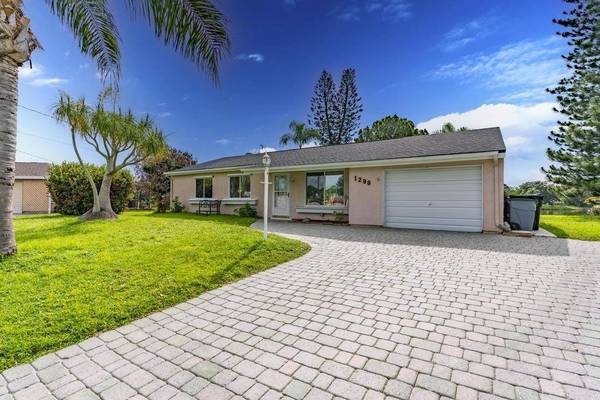 1298 SE RICKENBACKER TER, Port St Lucie, FL 34952