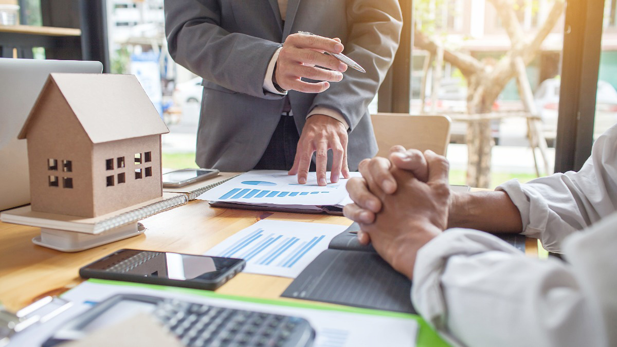 florida-real-estate-investor-analyzing-market-trends-EXIT-Realty-4Corners-Central-Florida