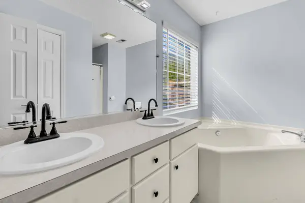 2779 Shadow Ln, North Charleston, SC 29406