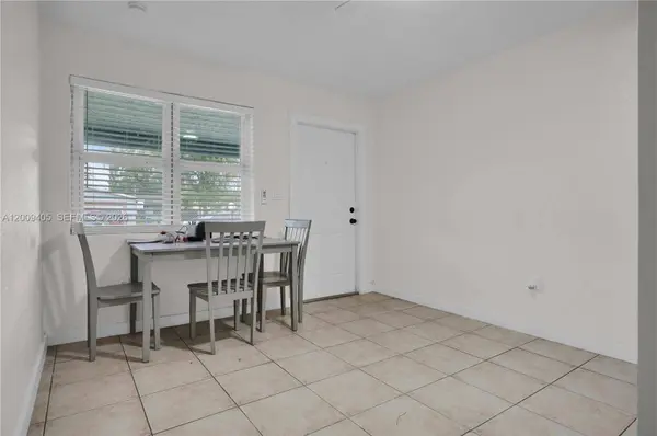 2113 NW 93rd St, Miami, FL 33147